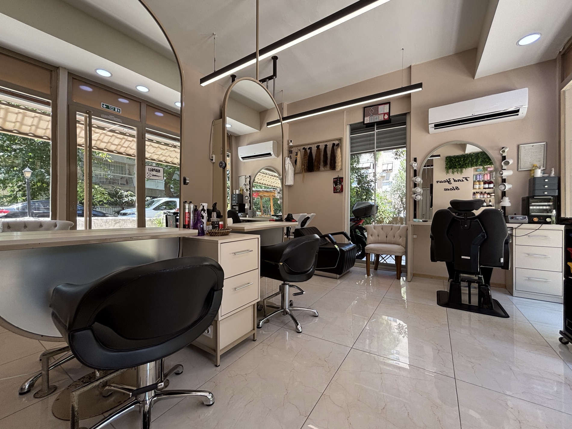 Derya & Derya Hair Makeup salon iç mekân